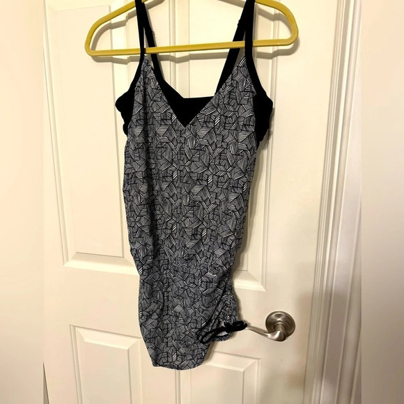 Athleta Laguna Side Scrunch Tankini Top RN 54023 Size Medium 34B/C BLK/WHITE - Picture 3 of 7